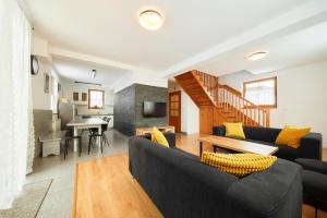 Una sala de estar con dos sofás y un comedor. en Domki pod Tatrami, en Zakopane