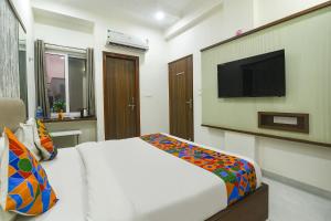 Μια τηλεόραση ή/και κέντρο ψυχαγωγίας στο FabHotel Jai Palace Comfortable Stay