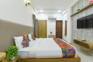 Ένα ή περισσότερα κρεβάτια σε δωμάτιο στο FabHotel Jai Palace Comfortable Stay
