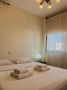 Dos camas en un dormitorio con toallas. en DANAOS 2 COMPLEX APARTMENT - By IMH Travel & Tours, en Pafos 32 fotos más