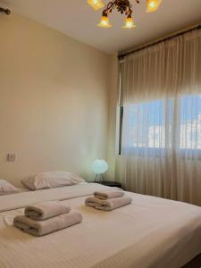 Dos camas en un dormitorio con toallas. en DANAOS 2 COMPLEX APARTMENT - By IMH Travel & Tours, en Pafos