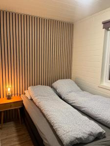 twee bedden naast elkaar in een slaapkamer bij Breathe - Seafront Hideaway in Skrollsvika