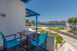 un tavolo e sedie su un patio con vista sull'acqua di Apollon Rooms a Pollonia