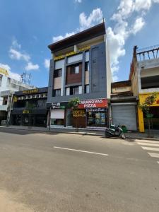アーメダバードにあるHotel Madhur, Ahmedabadの通り沿いにある建物