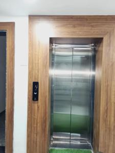 アーメダバードにあるHotel Madhur, Ahmedabadの建物内のガラス扉付きエレベーター +21枚の写真