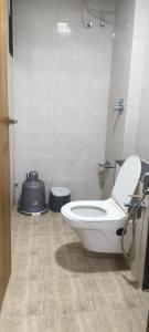 アーメダバードにあるHotel Madhur, Ahmedabadの部屋にある白いトイレ付きのバスルーム