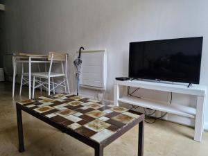 a living room with a chess board on a table at Studio 22m2 proche Paris station Aerobus Beauvais in Pierrefitte-sur-Seine