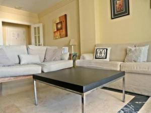 Sala de estar con 2 sofás y mesa de centro en Apartamento 330, en Marbella