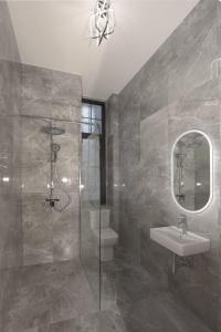 Ένα μπάνιο στο White House Meerane - First Floor Loft +15 φωτογραφίες