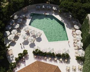 an overhead view of a swimming pool at a resort at Ipanema Park in El Arenal