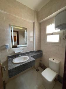 Wonder Land Hotel في رأس سدر: حمام مع حوض ومرحاض ومرآة