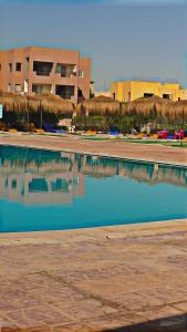 Wonder Land Hotel في رأس سدر: تجمع المياه امام المبنى