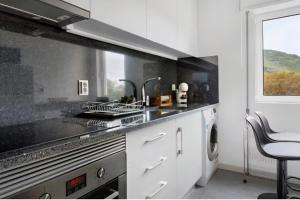 een keuken met een spoelbak en een fornuis bovenste oven bij Machico Bay in Machico