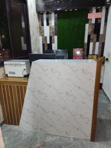 アーメダバードにあるHotel Madhur, Ahmedabadの緑の壁のある部屋にある大理石のカウンター