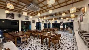 TerraTrek Billora : مطعم بطاولات وكراسي خشبية في الغرفة