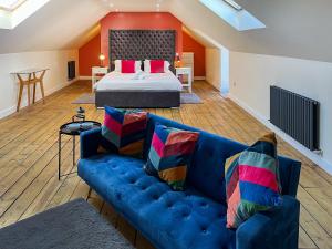 ein Wohnzimmer mit Sofa und Bett in der Unterkunft Home Farm - The Dairy -Uk34626 in Dunragit