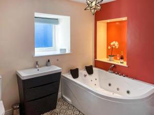 ein Badezimmer mit großer Badewanne und Waschbecken in der Unterkunft Home Farm - The Dairy -Uk34626 in Dunragit