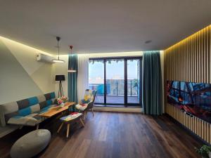 ApArt by the river في بلوفديف: غرفة معيشة بها أريكة وطاولة