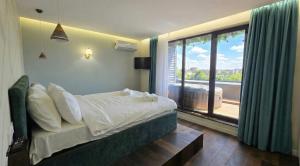 ApArt by the river في بلوفديف: غرفة نوم بها سرير ونافذة كبيرة