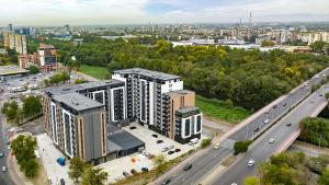 ApArt by the river في بلوفديف: اطلالة جوية على مبنى بجانب طريق سريع