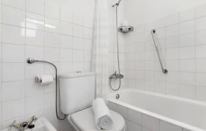 een badkamer met een douche, een toilet en een wastafel bij Machico Bay in Machico +17 foto's