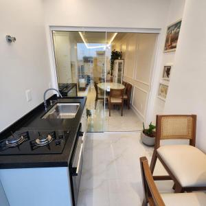 una cocina con fregadero y encimera en Doce lar, en Itapema 8 fotos más