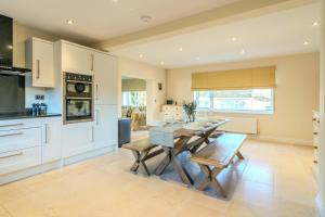 Una cocina con una mesa y sillas en una habitación. en Rowans Stow-on-the-Wold 4 Bed Cotswolds Home, en Stow on the Wold 17 fotos más