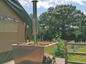 einem Whirlpool auf einer Holzterrasse in der Unterkunft The Apple Bobber - Ukc7130 in Cratfield