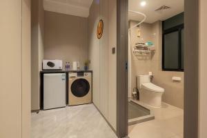 Et badeværelse på Shanghai Hills&Sunflower Ultra Horizon Hotel & Suite + 56 billeder