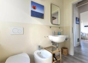 Koupelna v ubytování Trilocale Montecristo - vista su mare e tramonti