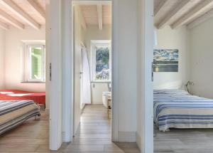 Postel nebo postele na pokoji v ubytování Trilocale Montecristo - vista su mare e tramonti