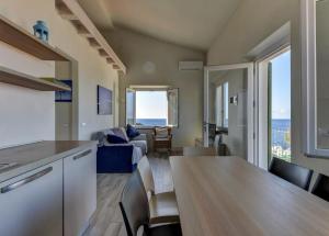 Posezení v ubytování Trilocale Montecristo - vista su mare e tramonti + 29 fotografií