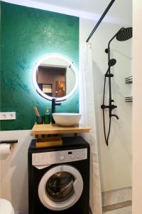 Ένα μπάνιο στο 24 Mezhygirska str 24, Apartments in historical parts, Podil