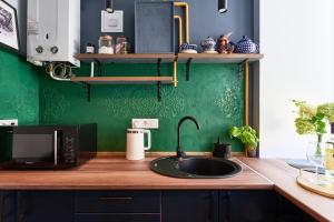 Η κουζίνα ή μικρή κουζίνα στο 24 Mezhygirska str 24, Apartments in historical parts, Podil +9 φωτογραφίες