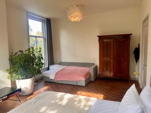 En eller flere senge i et værelse på In de Pastorie Utrecht - Old rectory, just steps away from the city center