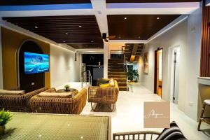 Soonyang Family Escape : غرفة معيشة مع أثاث الخوص وتلفزيون