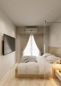 En eller flere senge i et værelse på La Cheminee Boutique Apartment