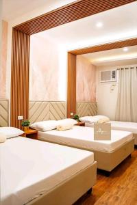 Soonyang Family Escape : سريرين في غرفة مع مرآة