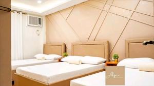 Soonyang Family Escape : سريرين في غرفة بها جدار