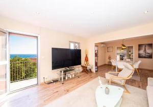 Μια τηλεόραση ή/και κέντρο ψυχαγωγίας στο Serenity - Sea view - 2 bedrooms, 3 beds to 7 people