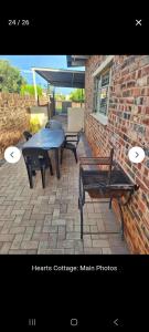 En terrasse eller udendørsområde på Heart's Cottage