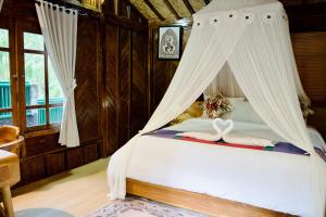 Giường trong phòng chung tại Beehive Cottages