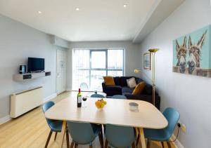 una sala de estar con una mesa y un sofá en Tonn Na Mara - Galway Lakeside Apartments, en Galway 4 fotos más
