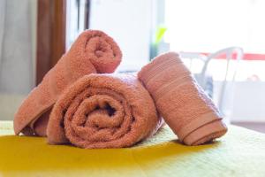 un rollo de toallas marrones sobre una mesa en Appartamento da Carmela, en Cagliari