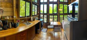 Η κουζίνα ή μικρή κουζίνα στο Negril Huts Enchantment - Cottages in trees with AC, ocean views, pool, Sea access