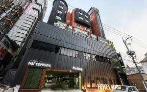 een gebouw met een brandweerbord erop bij 천안 호텔 하루 in Tujŏng-dong