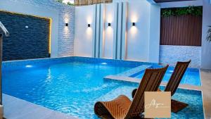 Soonyang Family Escape : مسبح مع كرسيين في المنزل +13 صورة