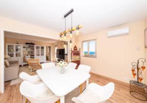 Χώρος καθιστικού στο Serenity - Sea view - 2 bedrooms, 3 beds to 7 people