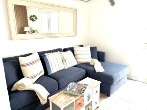 un divano blu in soggiorno con specchio di Casa Caladero a El Golfo