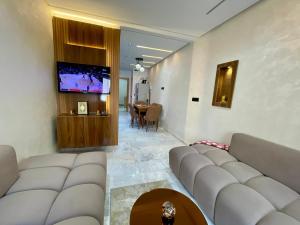 Μια τηλεόραση ή/και κέντρο ψυχαγωγίας στο Appartement près du stade, Idéal pour les fans de football 10 min